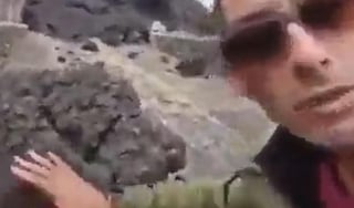 El reportero ha sido criticado por su 'imprudencia' al mostrarse tocando la lava del volcán ubicado en la isla de La Palma, pues el video ha 'incitado' a otros a intentarlo (CAPTURA)  