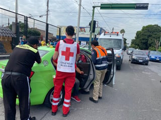 Conductora de camioneta protagoniza accidente en el cruce de la calle Hidalgo y De la Llave del sector Centro de Gómez Palacio, una persona resultó lesionada.
