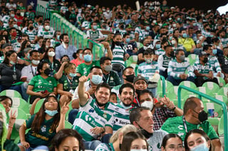 Aunque no fue un buen partido, los aficionados santistas celebraron la victoria de ayer sobre el Mazatlán FC. (JORGE MARTÍNEZ)