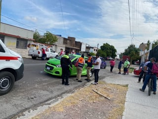 Chocan camioneta y taxi en calles del Centro de Gómez Palacio; un hombre resultó lesionado. (EL SIGLO DE TORREÓN)