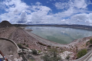 La presa Lázaro Cárdenas sigue captando escurrimientos de las lluvias registradas en la parte alta del río Nazas. (ARCHIVO)