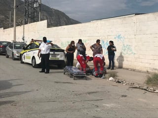 El joven fue atendido por los paramédicos de la Cruz Roja, quienes lo trasladaron en una ambulancia a un hospital de la ciudad. (EL SIGLO DE TORREÓN)