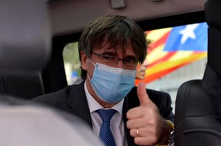 El exlíder separatista catalán Carles Puigdemont abandonó una corte de Cerdeña el lunes luego que un juez postergó una decisión sobre la petición de extradición de España y le dio autorización para viajar con libertad. (EFE) 