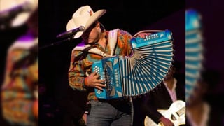 El artista de música regional mexicana, Alfredo Olivas, volverá nuevamente a La Laguna para complacer a sus fanáticos interpretando sus temas completamente en vivo.  (ESPECIAL)