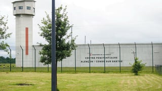 El reo de la prisión francesa de Condé sur Sarthe, en el noroeste del país, que mantuvo a dos funcionarios de prisiones como rehenes durante varias horas, se ha rendido a la policía, informó el fiscal de Normandía, François Coudert. (ESPECIAL) 
