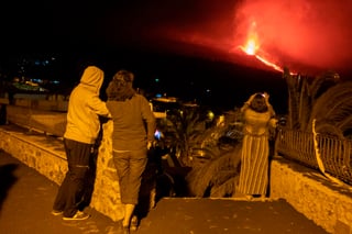 La isla española de La Palma se prepara para más días de erupción del volcán de Cumbre Vieja, pues, según los expertos, los datos de sismicidad, geoquímica y deformación apuntan a que el fin no está cercano. (EFE 
