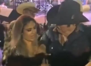 Una vez más Lalo Mora, vocalista de la agrupación Los Herederos de Nuevo León, está envuelto en polémica por su comportamiento con las mujeres que se acercan a él en los conciertos.