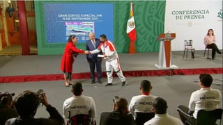 El presidente Andrés Manuel López Obrador entregó estímulos económicos por su desempeño a la delegación mexicana que participó en los Juegos Olímpicos y Paralímpicos de Tokio 2020.  (ESPECIAL)