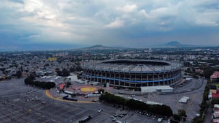 El caso de la persona identificada como Diego R, quien ingresó un arma a un palco del estadio Azteca durante el juego entre América y Pumas, ha sido absorbido por la Fiscalía de la Ciudad de México. (ARCHIVO)
