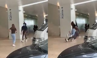 Ambos jóvenes impactaron uno contra el otro al reunirse en el Aeropuerto Internacional de la Ciudad de México, protagonizando una aparatosa caída que se ha vuelto viral (CAPTURA) 