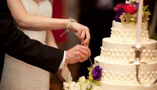 Tras la boda, uno de los invitados expuso en Reddit, que la pareja le había enviado un mensaje para cobrarle la rebanada extra de pastel que comió en la celebración nupcial (ESPECIAL) 