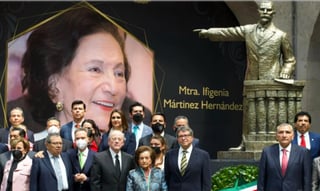 La estatua tenía la leyenda: 'Mtra. Ifigenia Mártinez Hernández' en letras doradas y fondo negro. 