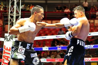 Adolfo 'Lee' Castillo (izquierda) busca consagrarse campeón mundial Gallo de la Global Boxing Union.