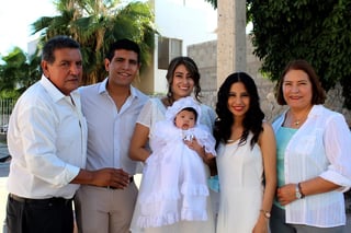 Jimena con su madrina, sus papás y sus abuelos paternos: Alfredo Gómez y Ma. Guadalupe Montalvo (CORTESÍA) 