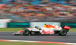 El mexicano Sergio Pérez (Red Bull), que la concluyó séptimo, avanzan un puesto por la sanción de Hamilton. (EFE)
