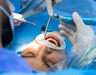 Cuando existe un problema en la boca, la mayoría de las personas corren con el dentista… pero no siempre es la decisión correcta.