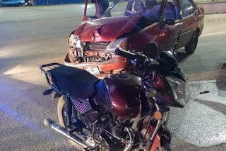 Conductor de auto compacto choca contra motocicleta en Gómez Palacio, dos hombres resultaron lesionados.
