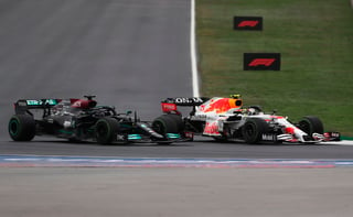 Sergio Pérez (d) no permitió que el campeón Lewis Hamilton le quitara el cuarto sitio en la vuelta 34.