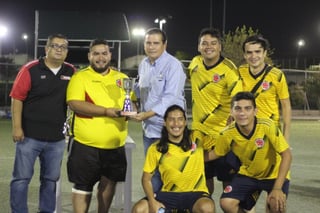 Los Tecolotes de El Siglo de Torreón recibieron el trofeo de subcampeones de Copa, de manos de Noel Díaz y Alejandro Marroquín. (ESPECIAL)