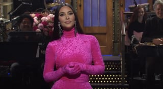 Como pocas veces se le ha visto, la socialité Kim Kardashian habló con ironía en el programa ‘Saturday Night Live’ sobre diversos aspectos de su vida, como su video porno, sus hermanas y hasta de su divorcio con el rapero Kanye West. (ESPECIAL) 
