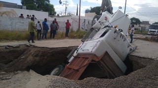El camión de carga quedó dentro del enorme agujero que se hizo en la avenida Sierra de los Ángeles. (EL SIGLO DE TORREÓN)