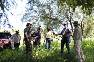 Integrantes de Va por el Cañón de Fernández, con autoridades de Conagua en recorrido por el parque. (EL SIGLO DE TORREÓN)