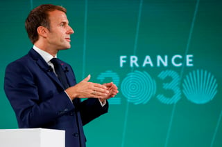 El presidente francés Emmanuel Macron develó el martes un plan económico quinquenal de 30,000 millones de euros (35,000 millones de dólares) para estimular la innovación en la tecnología, la industria y la construcción de reactores nucleares, vehículos eléctricos y aviones menos contaminantes. (EFE)
