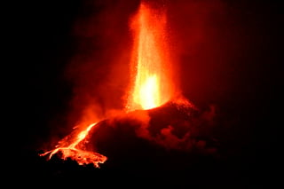 El volcán de Cumbre Vieja en isla española de La Palma sigue rugiendo 26 días después del inicio de su erupción, con una sismicidad que ha ido en aumento en las últimas horas y con el avance lento pero inexorable de la lava, que han obligado a nuevos desalojos de población. (ARCHIVO) 

 