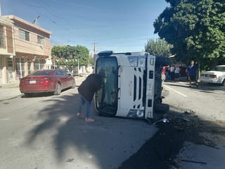 El accidente ocurrió en avenida Presidente Carranza y calle Fernando Salinas. (EL SIGLO DE TORREÓN)