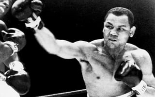 El 15 de octubre de 1966, el puertorriqueño José Torres retuvo el campeonato mundial de peso Semicompleto WBC, al poner fuera de combate en dos asaltos al retador escocés Chic Calderwood. (ESPECIAL)