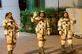 China lanzó una tripulación de tres astronautas para una misión de seis meses a bordo de su estación espacial, lo que establecería una nueva marca de tiempo por parte de los astronautas chinos en el espacio, en momentos en que el país trabaja para completar el laboratorio orbital. (EFE) 
