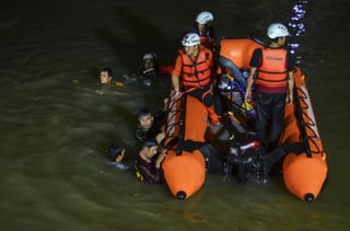 De los 21 estudiantes que cayeron al agua mientras realizaban las tareas de limpieza en el río de Java Occidental, Indonesia, sólo 10 pudieron ser rescatados (ESPECIAL) 