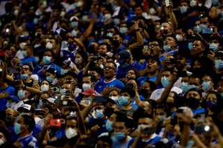  La FIFA ha castigado a la Federación de El Salvador por 'conducta discriminatoria e inapropiada de los aficionados', en el partido disputado ante los Estados Unidos de la eliminatoria mundialista, el pasado 2 de septiembre. (ARCHIVO)