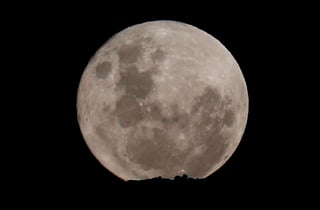 La misión china Chang'E 5 a la Luna regresó el pasado diciembre con dos kilos de muestras de rocas, entre ellas basalto que tiene unos 2,000 millones de años y que indican que el satélite fue volcánicamente activo durante más tiempo de lo esperado. (ESPECIAL) 