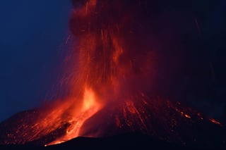 El Instituto Nacional de Geofísica y Vulcanología (INGV) ha identificado tres zonas de acumulación del magma del volcán italiano Etna, en Sicilia (sur), el más activo de Europa, cuya estructura interna ha sido definida por tomografía. (ARCHIVO) 
 