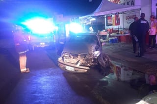 Durante la madrugada del domingo se registró un fuerte accidente donde el conductor de un vehículo se impactó contra un negocio de autolavado ubicado en la colonia San Antonio de Gómez Palacio.
