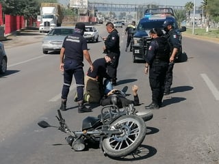 Por evitar arrollar a perro derrapa en su motocicleta en el periférico de Gómez; el animal y el hombre resultaron lesionados. (EL SIGLO DE TORREÓN)
