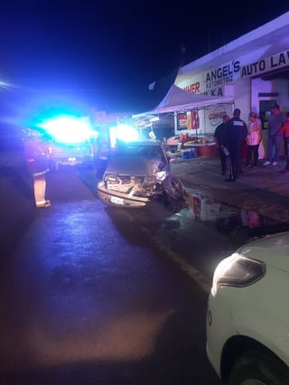 Conductor de auto choca contra autolavado de la colonia San Antonio de Gómez Palacio. (EL SIGLO DE TORREÓN)