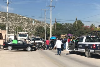 Un grupo de vecinos se plantó ayer desde las 10 de la mañana en la carretera a La Torreña para exigir la pavimentación. (EL SIGLO DE TORREÓN)