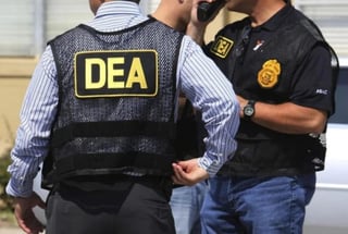 Un excomandante de la policía federal mexicana que entregó información tanto a la agencia antidrogas estadounidense DEA como a carteles mexicanos se declaró culpable el martes de un cargo de conspirar para distribuir cocaína. (ESPECIAL)
