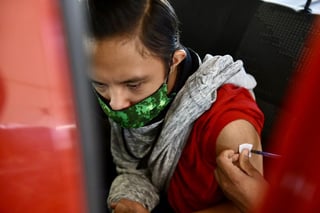 Una baja considerable de solicitudes de vacuna se tuvo durante este martes en el punto de vacunación antiCOVID que se instaló desde ayer en el Hospital General de Torreón, esto para las personas menores de 12 a 17 años de edad y con alguna comorbilidad. (ERICK SOTOMAYOR)
