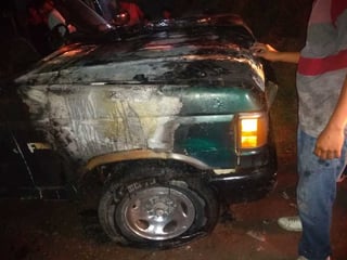 Se quema camioneta en calles del poblado Transporte de Gómez Palacio. (EL SIGLO DE TORREÓN)