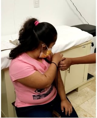 Ayer, una de las dos pequeñas que recurrieron al amparo para ser vacunadas contra el COVID, recibió su primera dosis. (EL SIGLO DE TORREÓN)