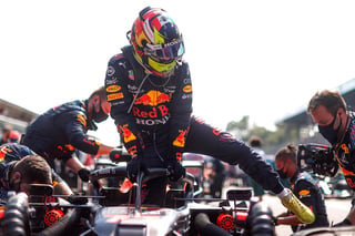 Pese al podio de Checo y de su compañero neerlandés Max Verstappen en Turquía, Red Bull encara este fin de semana como segundo clasificado en la tabla de fabricantes, a 36 puntos de Mercedes, que lidera el campeonato.