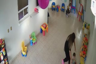 Dos videos de seguridad de una estancia infantil publicados en redes sociales, mostraron a trabajadoras en actos de aparente maltrato a dos infantes de una guardería ubicada en Monclova.