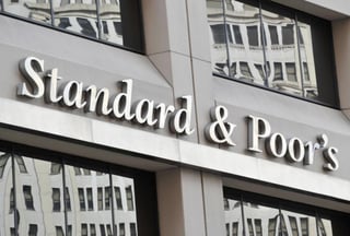 La agencia de calificación de deuda Standard & Poor's (S&P) anunció hoy que rebajaba la nota de la inmobiliaria china Sinic por haber incumplido con la fecha de pago de 250 millones de dólares de unos bonos 'offshore' y sus correspondientes intereses, del 9.5 %. (ESPECIAL) 