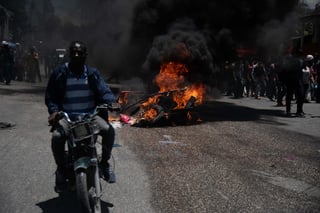 Varios barrios y calles de la región metropolitana de Puerto Príncipe fueron bloqueados este jueves por barricadas en llamas, levantadas por mototaxistas en protesta por la escasez de combustible en los surtidores, un ingrediente más en la crisis que azota Haití. (ARCHIVO) 

 