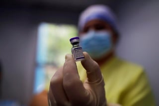 La tercera dosis de la vacuna de Pfizer/BioNTech ha mostrado una protección del 95.6 % contra los contagios de COVID-19 y se comporta de manera 'segura y tolerable', informaron ambas empresas este jueves. (ARCHIVO)
