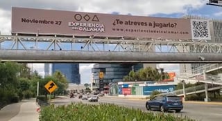 En Puebla, invitan a vivir 'La experiencia del calamar' con un anuncio que apareció sobre un puente peatonal (CAPTURA) 