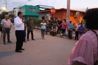 El alcalde de Lerdo, Homero Martínez Cabrera, atendió a los habitantes de la colonia 20 de Noviembre- (ESPECIAL)